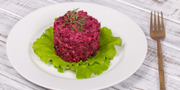Салат из варёной свёклы с сыром, яйцами и черносливом простой рецепт салата из варёной свёклы с сыром, яйцами и черносливом