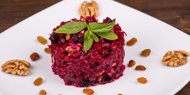 Салат из варёной свёклы с черносливом, орехами и авокадо Салат из варёной свёклы с черносливом, орехами и авокадо