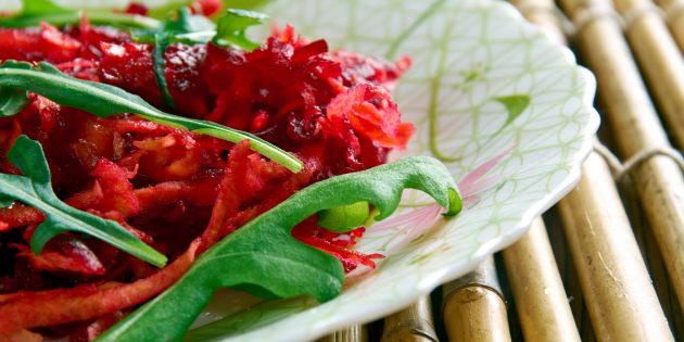 Пряный салат со свежей свёклой, морковью, изюмом и медовой заправкой Пряный салат со свежей свёклой, морковью, изюмом и медовой заправкой