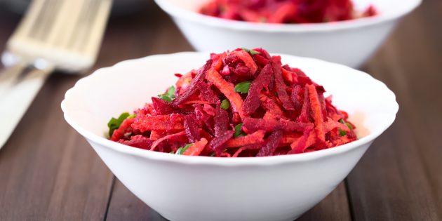 Салат из свежей свёклы с морковью, оливками и горчичной заправкой Салат из свежей свёклы с морковью, оливками и горчичной заправкой
