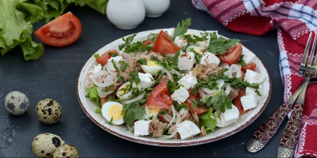 простой рецепт салата с тунцом, помидором, перепелиными яйцами и фетой