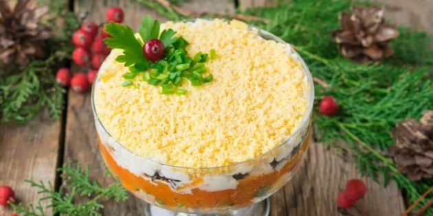 Слоёный салат из печени трески с черносливом Слоёный салат из печени трески с черносливом