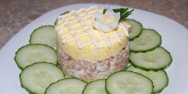 Салат из печени трески с яйцами и луком Салат из печени трески с яйцами и луком