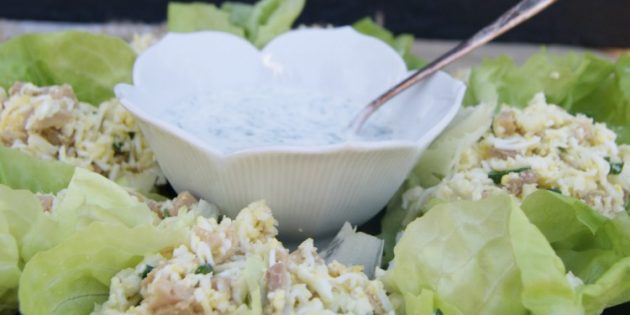 Салат из печени трески с рисом или цветной капустой и йогуртовым соусом Салат из печени трески с рисом или цветной капустой и йогуртовым соусом
