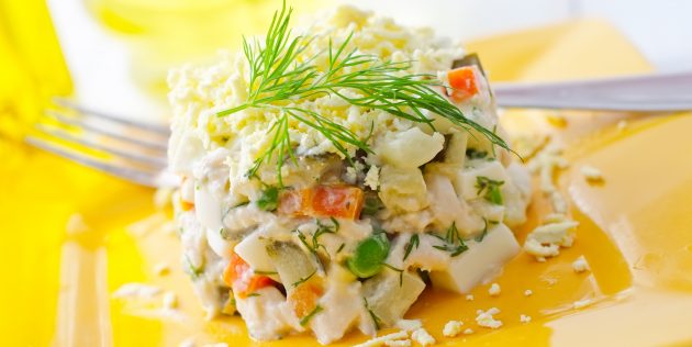 Салат из печени трески с сухариками и фисташками Салат из печени трески с сухариками и фисташками