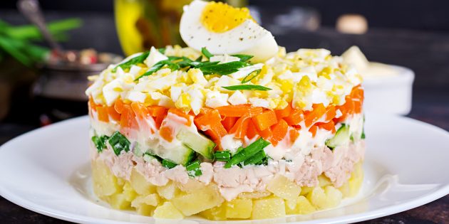 Салат из печени трески с картошкой, солёными огурцами и сметаной Салат из печени трески с картошкой, солёными огурцами и сметаной