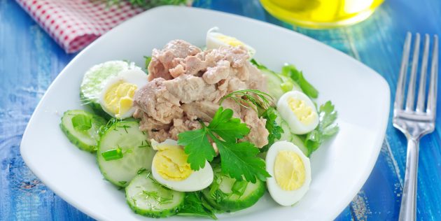 Салат из печени трески с огурцом и кунжутом Салат из печени трески с огурцом и кунжутом