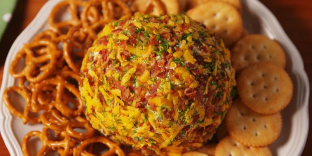 Сырный шар с беконом и маринованными огурцами Сырный шар с беконом и маринованными огурцами