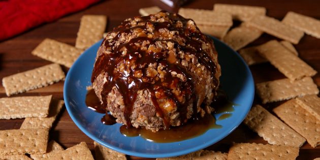Сырный шар с карамелью и сникерсом Сырный шар с карамелью и сникерсом