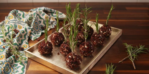 Сырные шарики с клюквой и розмарином Сырные шарики с клюквой и розмарином