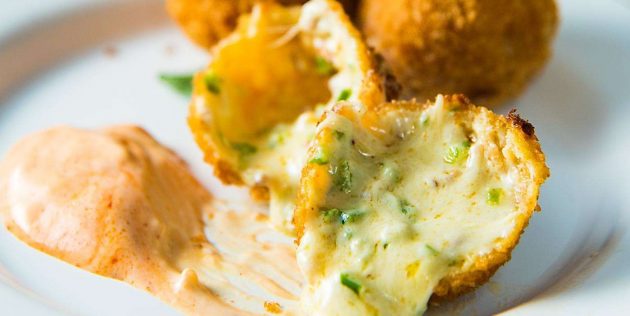 Сырные шарики с картошкой, беконом и зелёным луком Сырные шарики с картошкой, беконом и зелёным луком