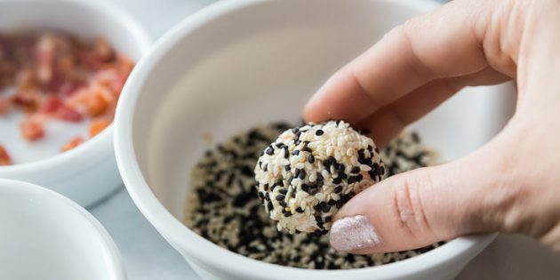 Сырные шарики с разноцветным кунжутом Сырные шарики с разноцветным кунжутом