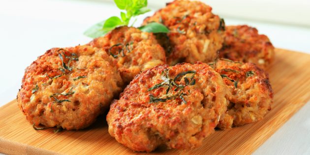 Котлеты из кабачков с курицей, сыром и овсяными хлопьями Котлеты из кабачков с курицей, сыром и овсяными хлопьями