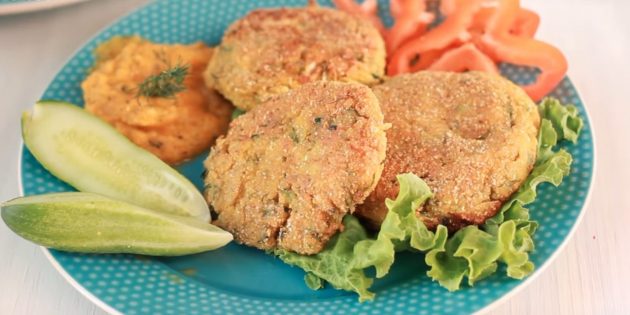 Веганские котлеты из кабачков с капустой и нутовой мукой Веганские котлеты из кабачков с капустой и нутовой мукой