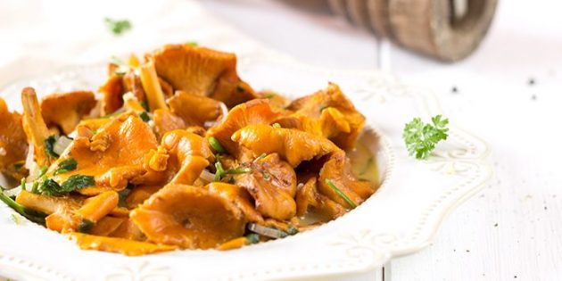 Жареные лисички с луком Жареные лисички с луком