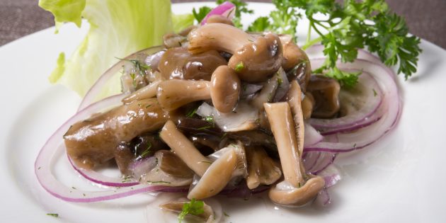 Маринованные опята с чесноком и гвоздикой Маринованные опята с чесноком и гвоздикой
