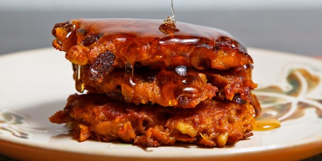 Оладьи из тыквы с орехами, изюмом и апельсиновой цедрой Тыквенные оладьи с орехами, изюмом и апельсиновой цедрой