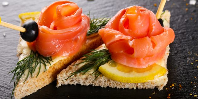 Бутерброды с красной рыбой, маслом и лимоном Бутерброды с красной рыбой, маслом и лимоном