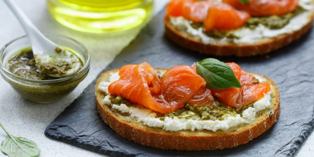 Бутерброды с красной рыбой, творожным сыром и соусом песто Бутерброды с красной рыбой, творожным сыром и соусом песто