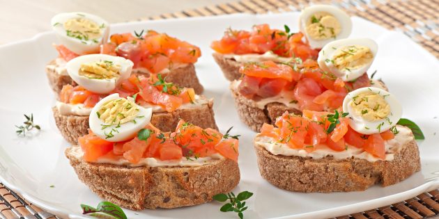 Бутерброды с красной рыбой и яйцами Бутерброды с красной рыбой и яйцами