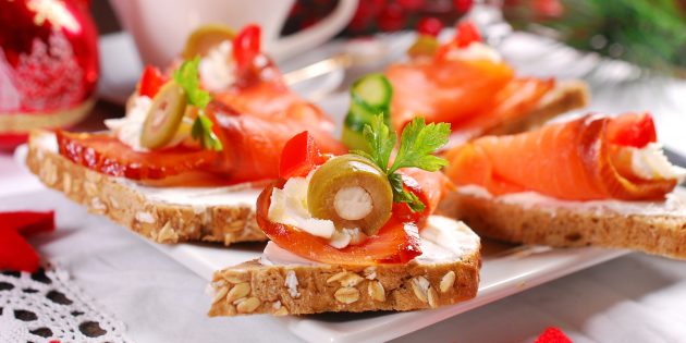 Бутерброды с красной рыбой, творожным сыром и оливками как сделать бутерброды с красной рыбой, творожным сыром и оливками