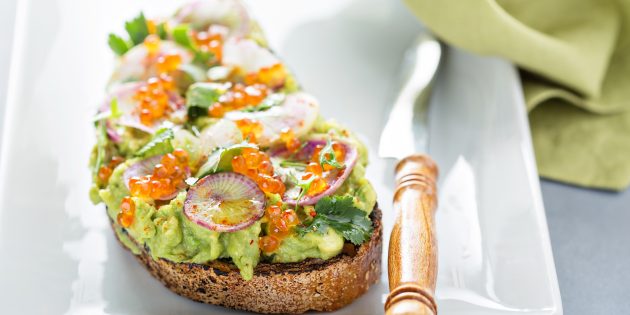 Бутерброды с красной икрой, авокадо и редисом Бутерброды с красной икрой, авокадо и редисом