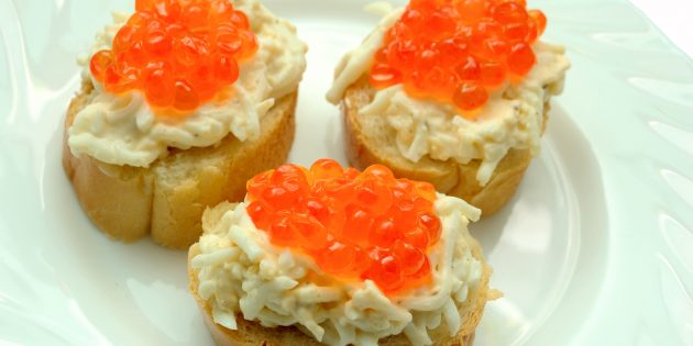 Бутерброды с красной икрой, сыром и яйцом Бутерброды с красной икрой, сыром и яйцом