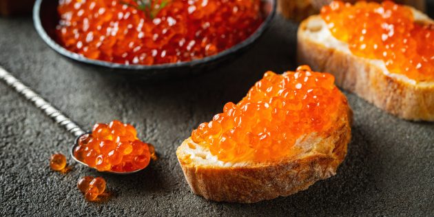 Бутерброды с красной икрой и печенью трески Бутерброды с красной икрой и печенью трески