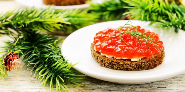 Бутерброды с красной икрой, творогом и укропом Бутерброды с красной икрой, творогом и укропом
