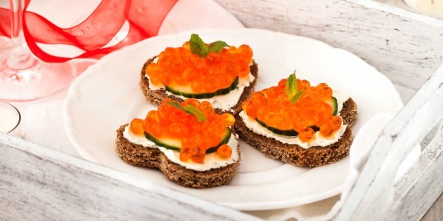 Бутерброды с красной икрой и огурцом Бутерброды с красной икрой и огурцом