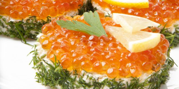 Бутерброды с красной икрой, маслом и лимоном Бутерброды с красной икрой, маслом и лимоном