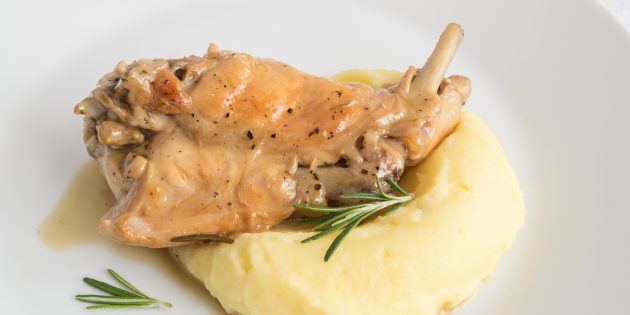 Кролик в духовке с луком, сацебели и сметаной Как приготовить кролика в духовке с луком, сацебели и сметаной
