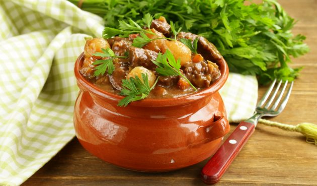 Говядина в горшочках с овощами