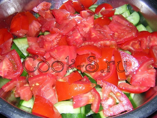 овощной салат - порезать помидоры