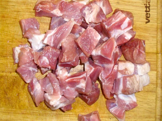 Нарезаем мясо для плова Нарезаем мясо для плова