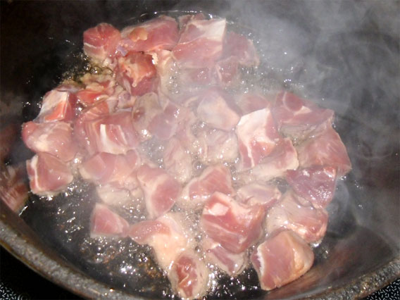 Кидаем мясо в кипящее масло Кидаем мясо в кипящее масло
