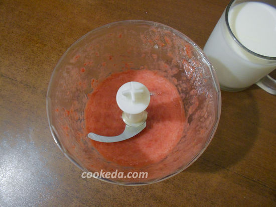 Молочный коктейль с замороженной клубникой - пошаговый рецепт