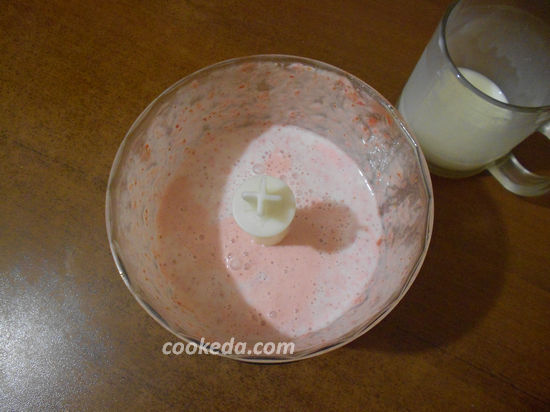 Молочный коктейль с замороженной клубникой - пошаговый рецепт