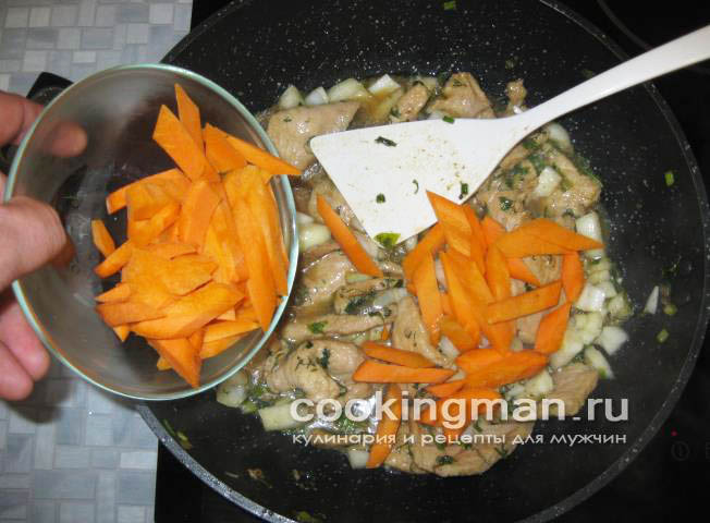 Свинина жареная с луком и морковью жареная свинина