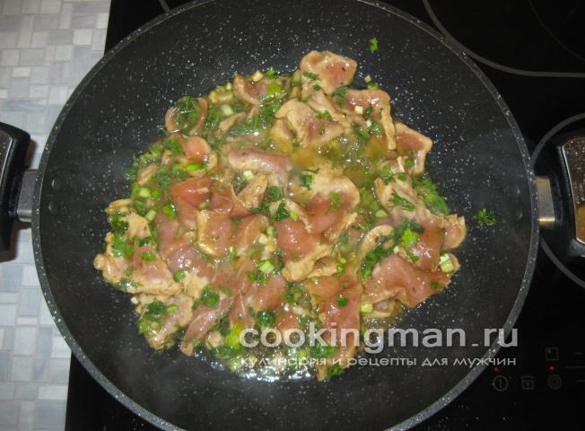 Свинина жареная с луком и морковью жареная свинина