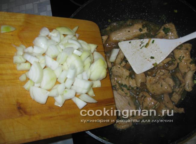 Свинина жареная с луком и морковью жареная свинина