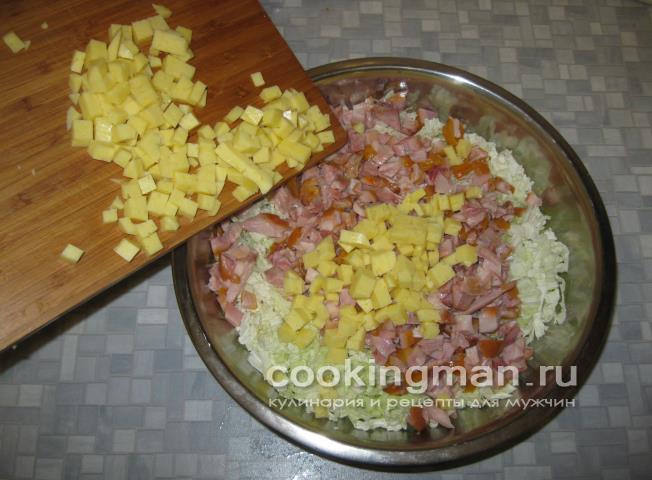 Салат с копченой курицей и пекинской капустой салат пекинская капуста сухарики
