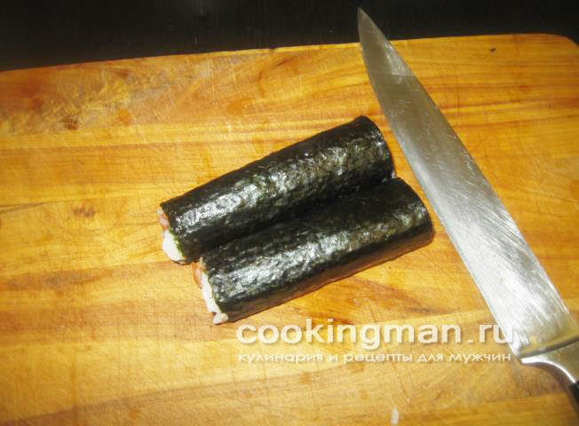 Ролл с лососем и васаби сяке маки