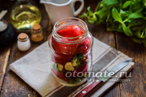 Рецепт перца с петрушкой и чесноком на зиму. Перец с зеленью и чесноком по-кавказски 07 Рецепт перца с петрушкой на зиму. Пикантный маринованный болгарский перец — вкус поражает
