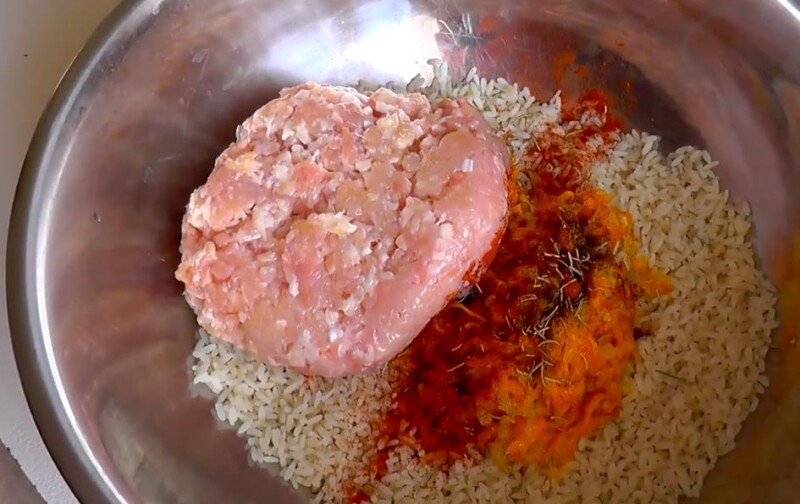 Фаршированные перцы мясом и рисом запеченные в духовке под сметанным соусом