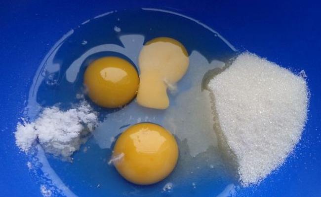 яйца, сахар и соль в миске