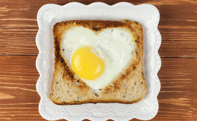 Яичница в тосте для него на завтрак 14 февраля