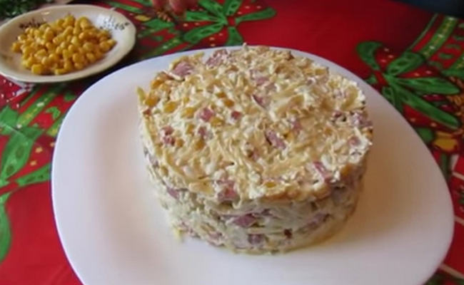 Салат с копчёной колбасой и кукурузой – слоёный вариант, простой рецепт