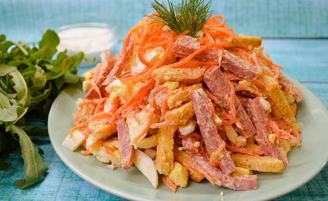 Салат с копчёной колбасой и корейской морковью – вкусный домашний рецепт
