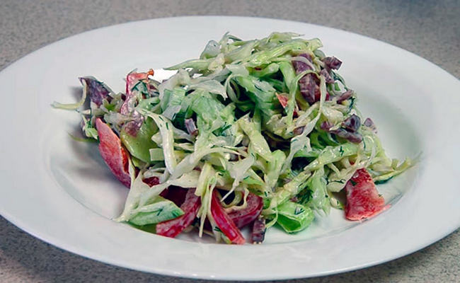 Салат со свежей капустой и копчёной колбасой